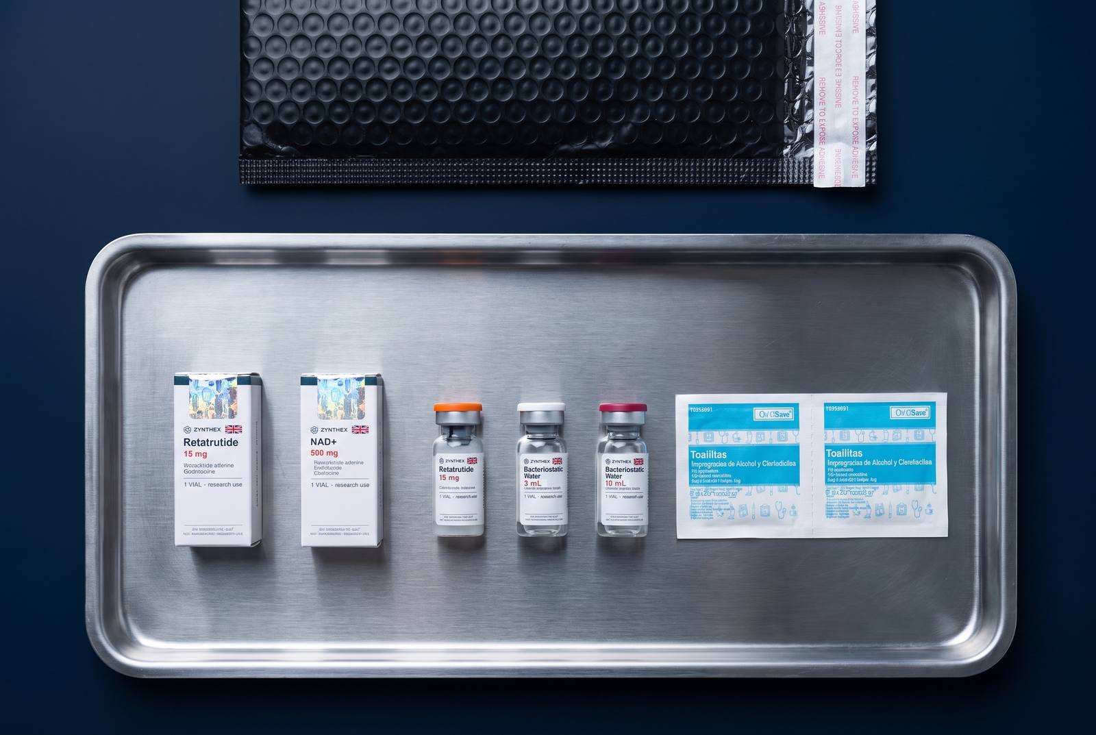 Contenido de un pedido Zynthex: cajas selladas, viales y pads de alcohol
